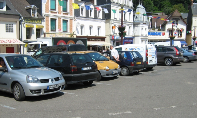 Shops around a car park in bolbec